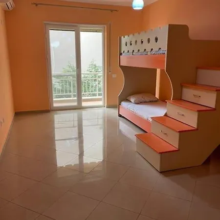 Lovely 2 Bedroom Unit With View דירה *