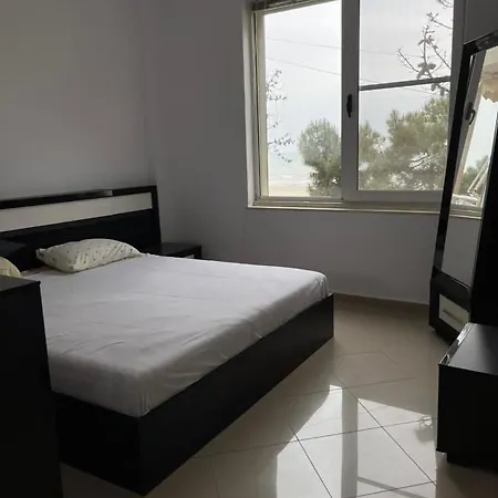 Lovely 2 Bedroom Unit With View דירה גולם